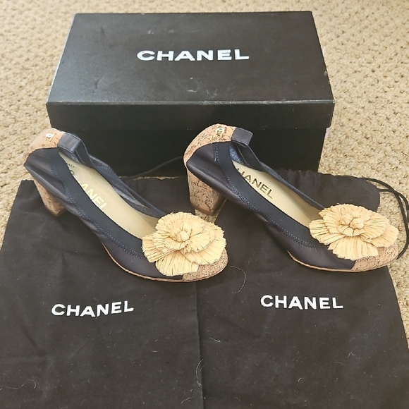 CHANEL Navy and Cream Flats with Floral Accent - Picture 11 of 14